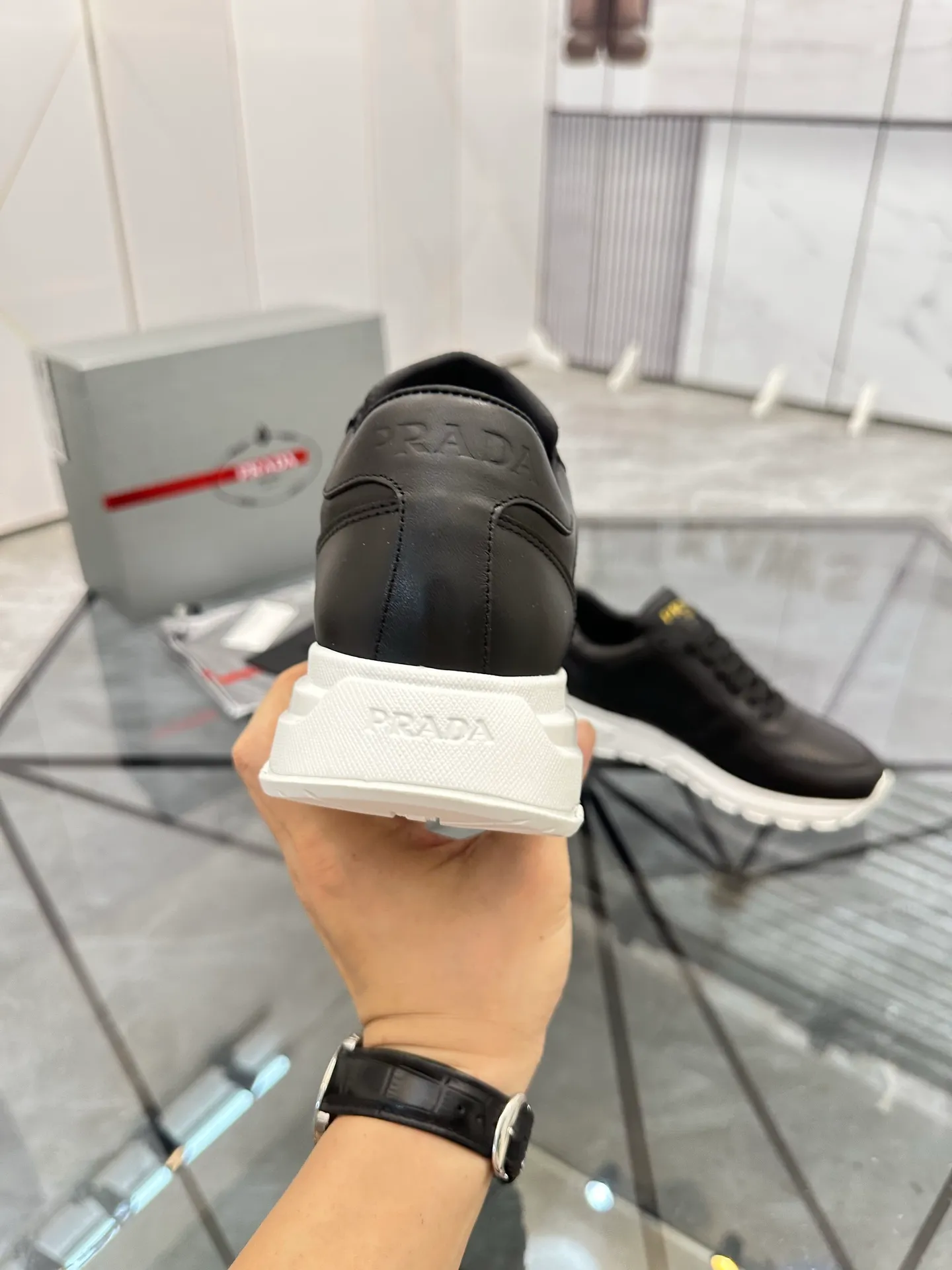 Men's shoes: 💰P580¥ High-end top quality Product trademark: Prada *"Prada*" low-top casual shoes Regular size: 38-45 (can be customized to 46) Product materials: imported first-layer cowhide for the upper, cowhide lining, cowhide feet, original outsole. Number: 832